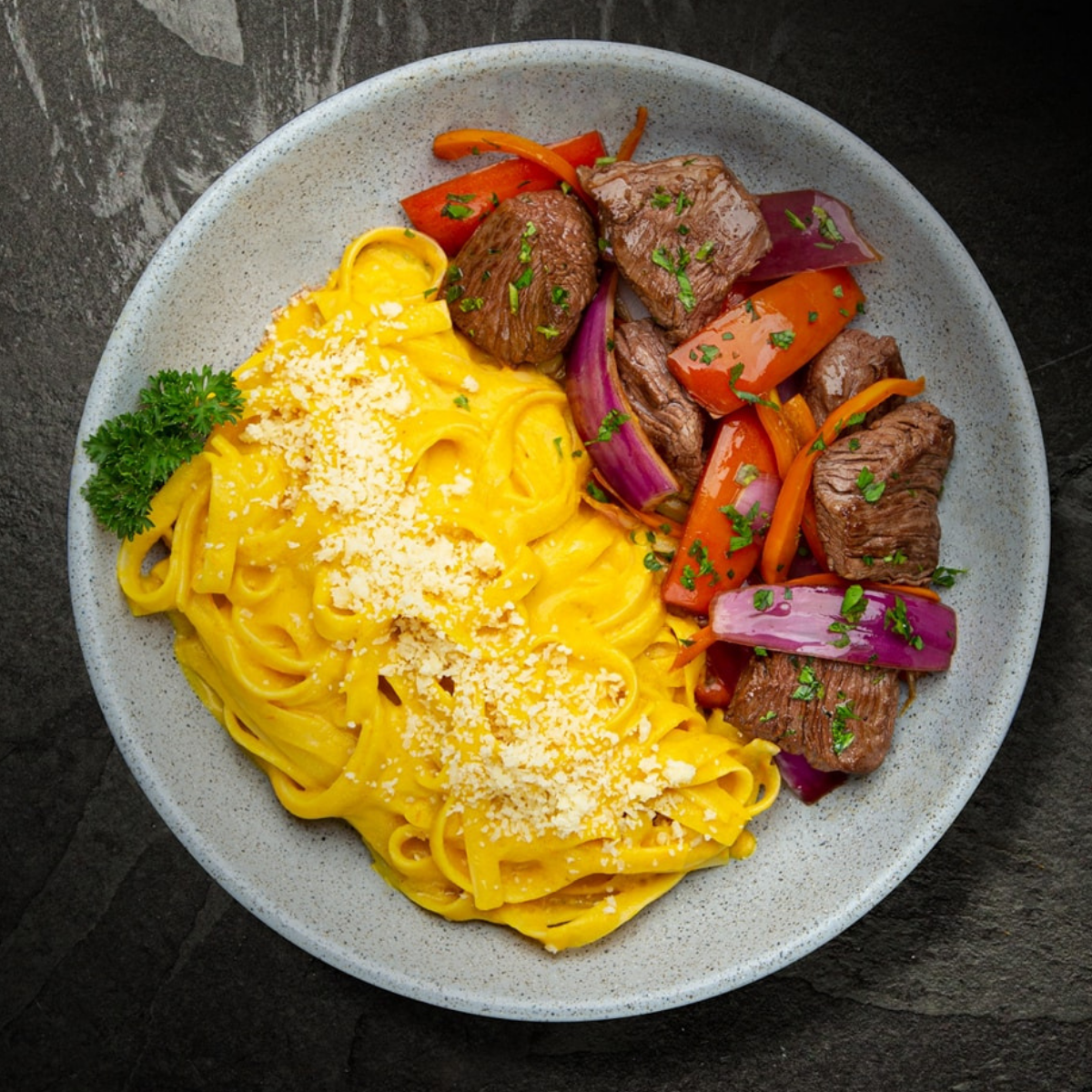 Fetuccini a la huancaína con lomo saltado