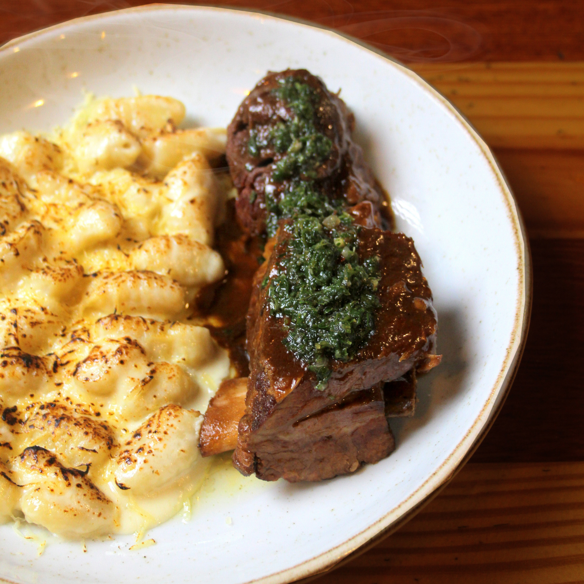 Asado de tira y gnocchi a la parmesana 