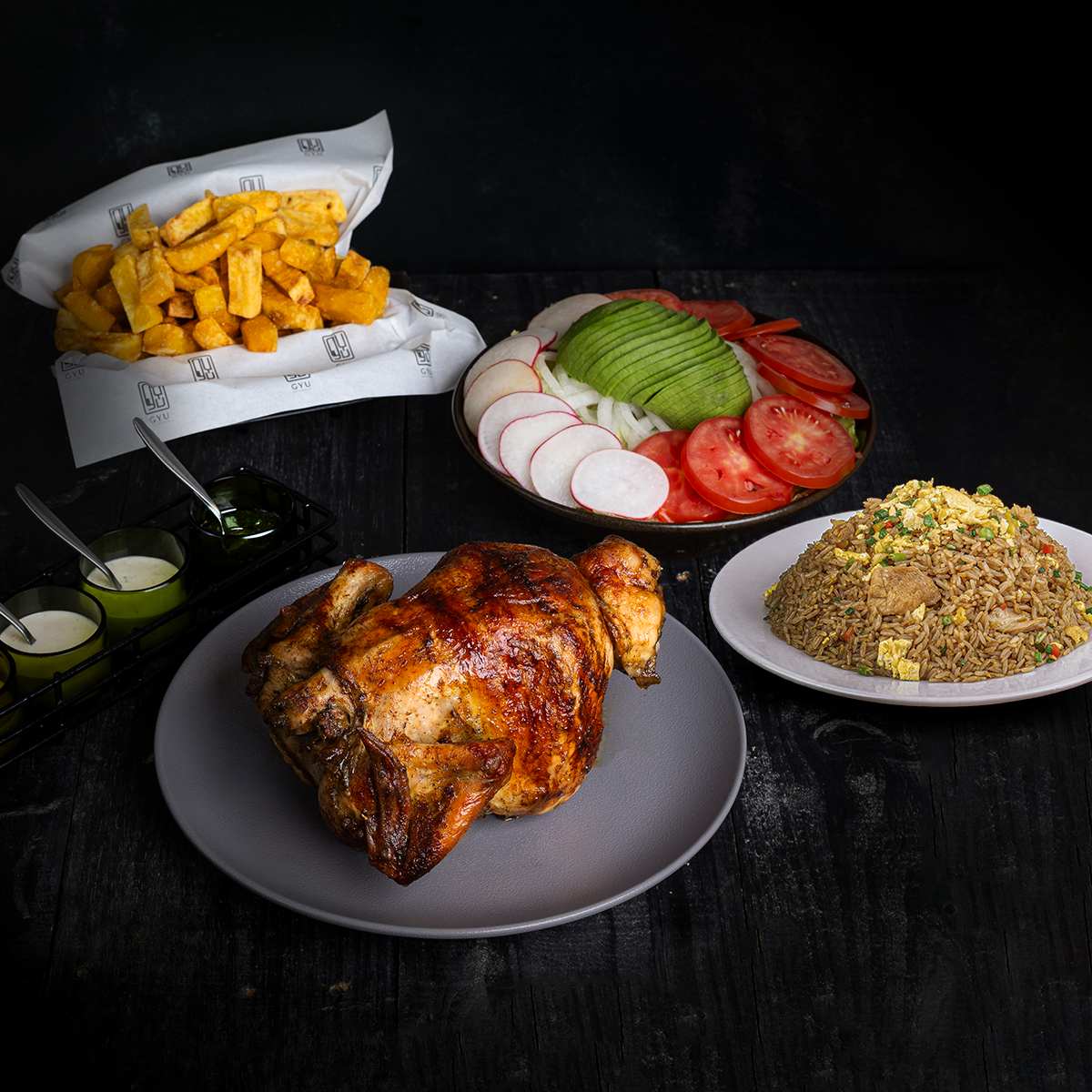 Combo pollo familiar + chaufa de pollo brasa + papas fritas + ensalada fresca.