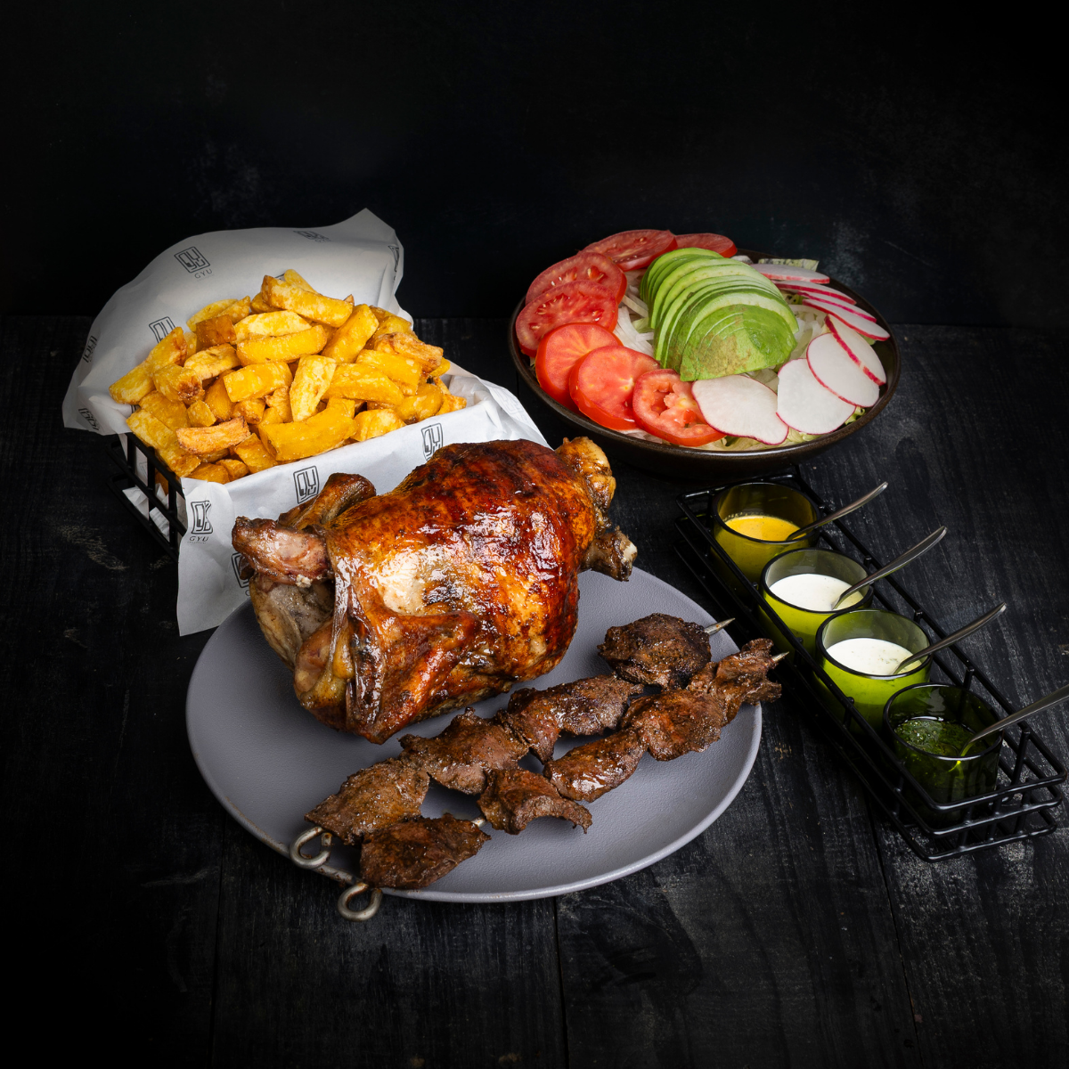 1 pollo + papas fritas + 2 anticuchos + ensalada