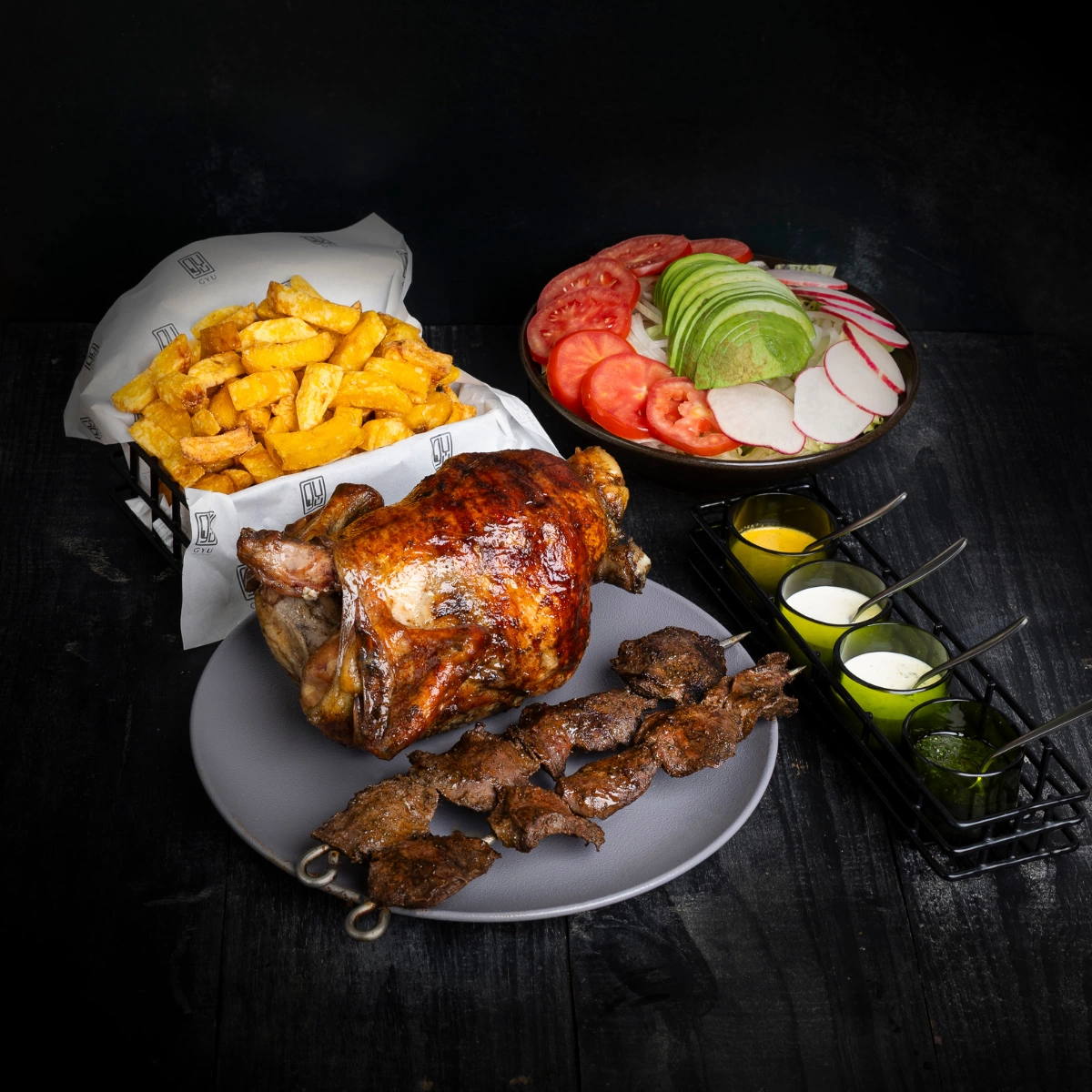 1 pollo + papas fritas + 2 anticuchos + ensalada