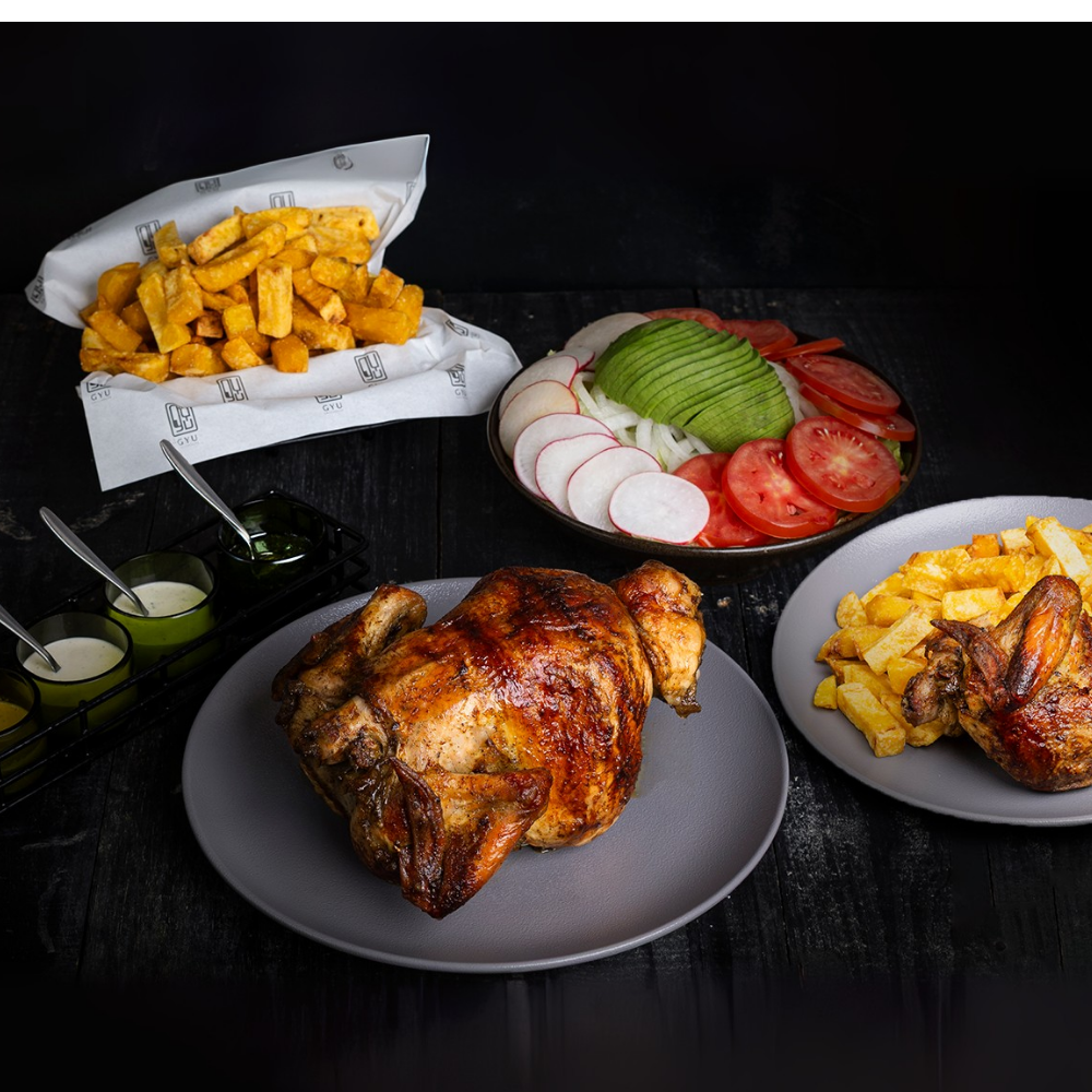 Combo pollo familiar + 1/4 + papas fritas + ensalada fresca.