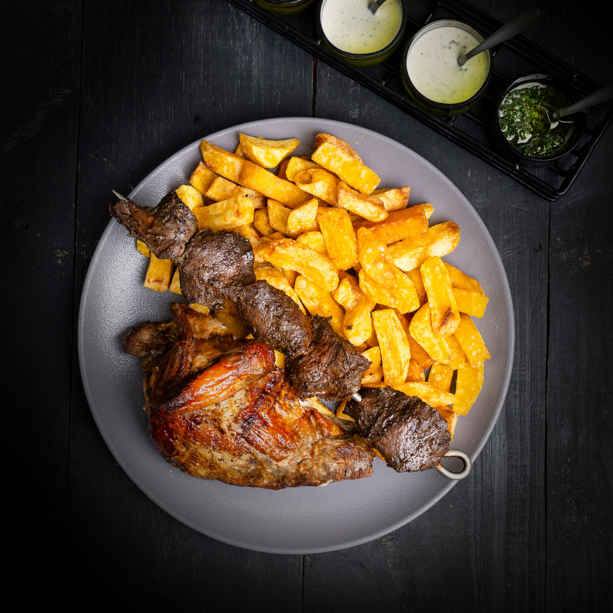 1/4 de pollo + papas fritas + 1 anticucho 