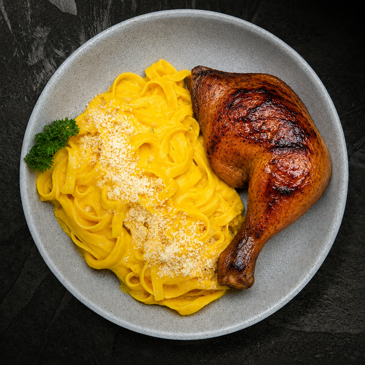 Fetuccini a la huancaína c/pollo brasa
