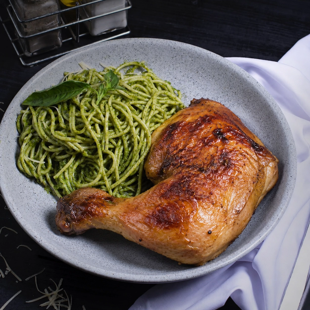 Spaguetti al pesto c/pollo brasa