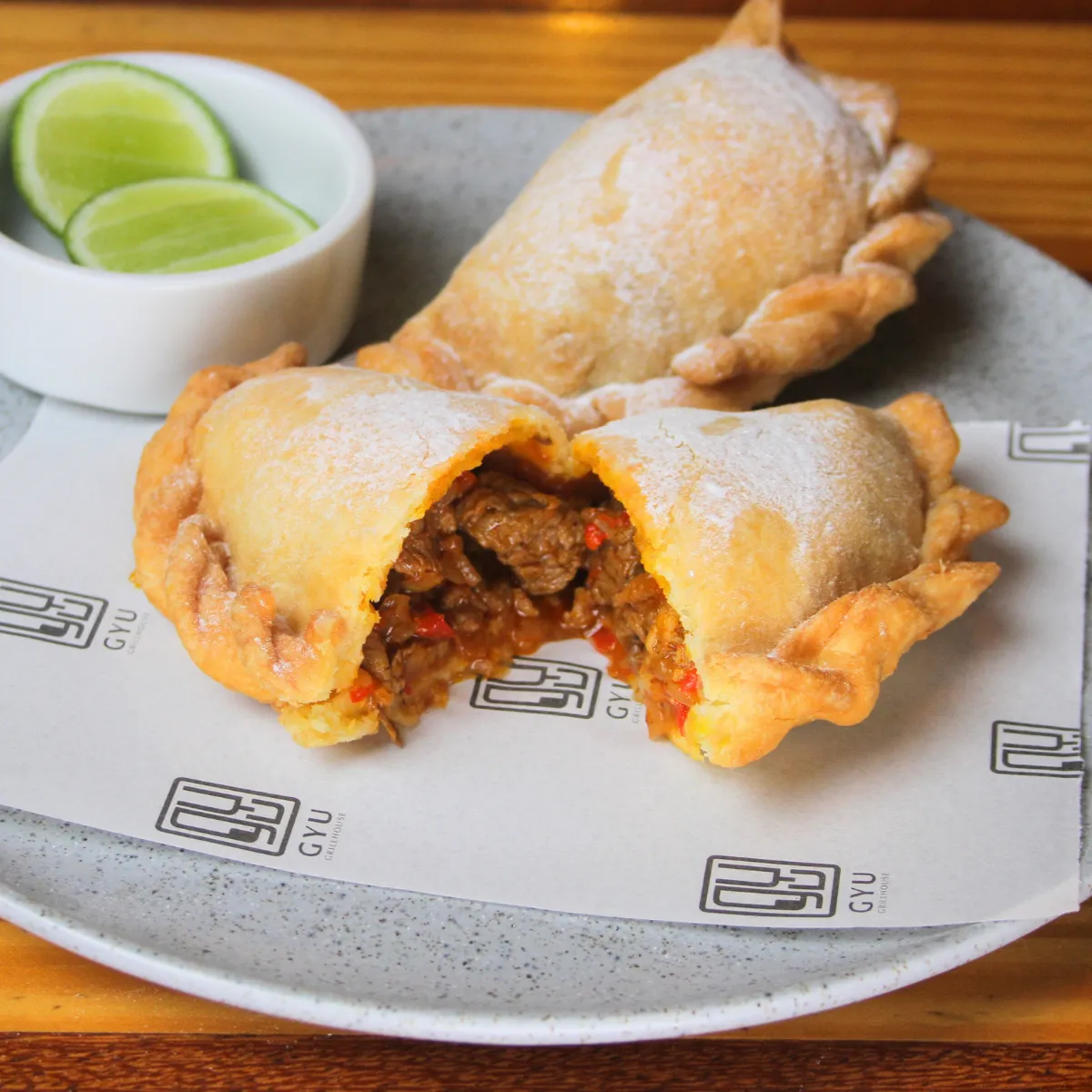 Empanadas gauchas de lomo y mozarella 